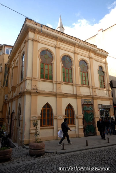 Уличен изглед към джамия Şahsuvar Bey